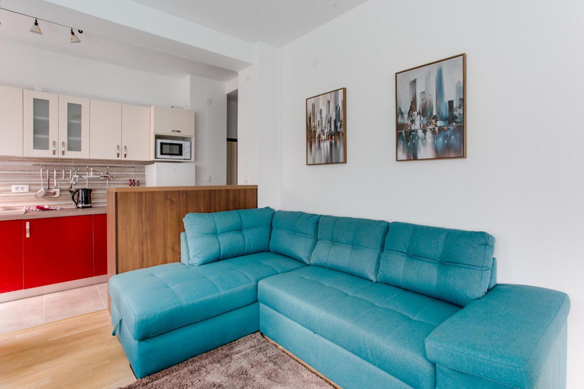 Lora 13.jula, 15 Apartment *