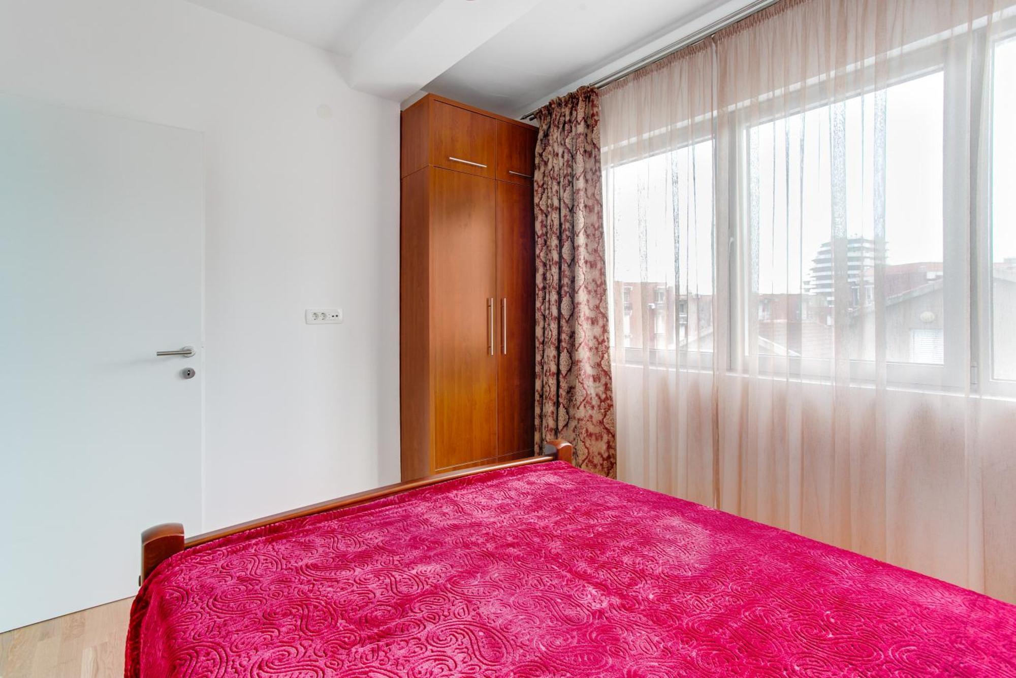 Lora 13.jula, 15 *