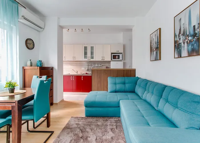 Apartments Lora 13.Jula, 15